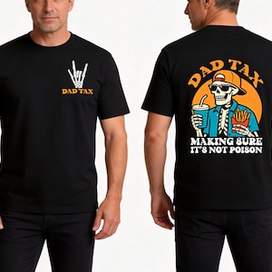 Puede incluir: Camiseta negra con el texto "DAD TAX" y un gesto de mano de esqueleto en la parte delantera. La parte trasera de la camiseta presenta un esqueleto con sombrero y gafas de sol, sosteniendo una bebida y papas fritas, con el texto "DAD TAX MAKING SURE IT'S NOT POISON."