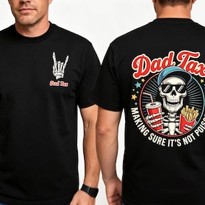 Puede incluir: Camiseta negra con un gráfico de mano de esqueleto y el texto "Dad Tax". La parte posterior de la camiseta presenta un esqueleto con gafas de sol y gorra, sosteniendo una bebida y papas fritas, con el texto "Dad Tax" y "Making sure it's not poison".
