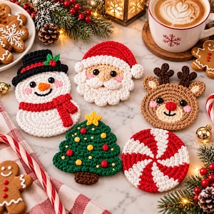 Puede incluir: Un conjunto de cinco posavasos de ganchillo con motivos navideños que incluyen un muñeco de nieve con sombrero negro y bufanda roja, una cara de Papá Noel, un reno marrón, un árbol de Navidad verde con estrella amarilla y un caramelo de menta.