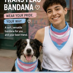 Pode incluir: Uma pessoa e um cão usando bandanas combinando com as cores da bandeira transgênero: azul claro, rosa e branco. A imagem inclui o texto "TRANS FLAG BANDANA" e "WEAR YOUR PRIDE. YOUR WAY."