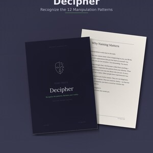 Puede incluir: Una descarga digital titulada "Descifrar" con el subtítulo "Reconoce los 12 patrones de manipulación". La portada es azul oscuro con el título en blanco y un gráfico de rostro estilizado. Una segunda página es visible con el texto "Por qué nombrar es importante".
