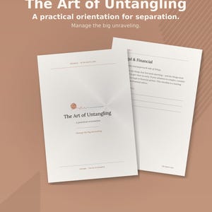 Op de afbeelding: Een afdrukbaar PDF-document getiteld "The Art of Untangling" met de ondertitel "A practical orientation for separation." Het document is wit met zwarte tekst en een cirkelvormig ontwerp. De achtergrond is lichtbruin.