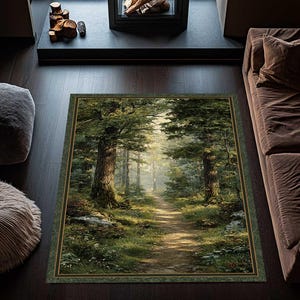 Puede incluir: Alfombra rectangular con una escena de bosque con un camino. La alfombra tiene un borde verde con un ribete dorado. La imagen muestra árboles altos, luz solar y un paisaje natural.