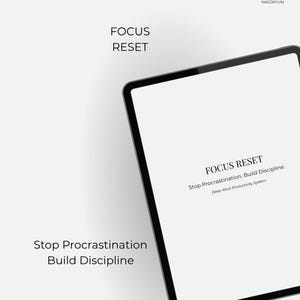以下が含まれることがあります： 黒いベゼルが付いたデジタルタブレットに「FOCUS RESET」の文字が表示されています。「Stop Procrastination. Build Discipline」の文字も表示されています。背景は清潔感のあるライトグレーです。生産性を促進する画像です。