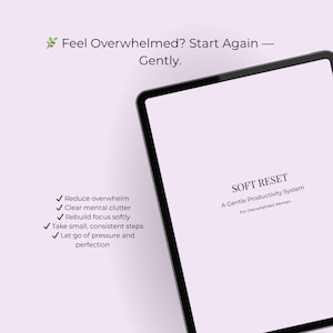 Może przedstawiać: Tablet cyfrowy wyświetla tekst "SOFT RESET" i "A Gentle Productivity System For Overwhelmed Women." Dodatkowy tekst to "Zredukuj przytłoczenie", "Oczyść umysł" i "Rób małe, konsekwentne kroki."
