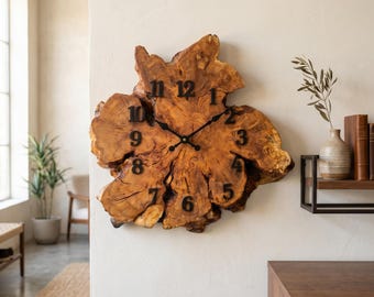 Reloj de pared de madera de olivo con borde natural para decoración rústica del hogar.