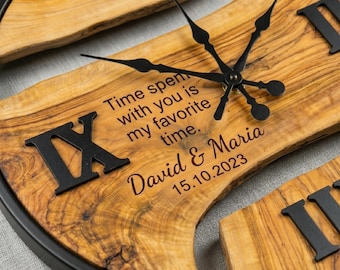 Reloj de pared personalizado de madera de olivo, regalo de aniversario para parejas, con nombre y fecha personalizados.