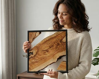 Decoración de pared de madera de olivo con marco de metal negro.