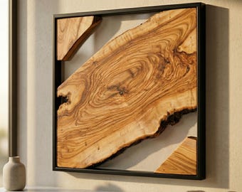 Decoración de pared de madera de olivo con marco de metal negro.