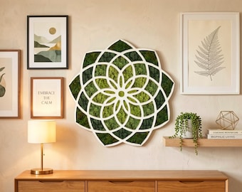 Decoración de pared con musgo y mandala geométrico.