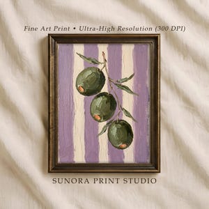 Peut inclure: Une impression d'art encadrée intitulée Sunora Print Studio représentant une peinture à l'huile de trois olives vertes sur une branche sur un fond de rayures verticales lavande et crème. Le texte Fine Art Print • Ultra-High Resolution (300 DPI) est visible.