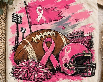 Könnte beinhalten: Ein cremefarbenes Stoffquadrat mit einem Grafikdruck eines braunen Footballs, eines rosa Footballhelms und rosa Pompons. Das Design umfasst eine rosa Flagge mit einer weißen Schleife, Flutlichtmasten und eine Zuschauermenge, alles akzentuiert mit rosa Sternen.