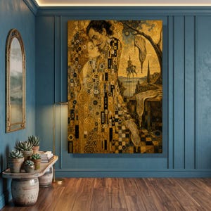 Puede incluir: Una impresión de arte mural rectangular que presenta una fusión de figuras doradas en un abrazo complejo y estampado, mezclado con imágenes surrealistas de relojes que se derriten y un paisaje lejano, en tonos oro, negro y marrón.