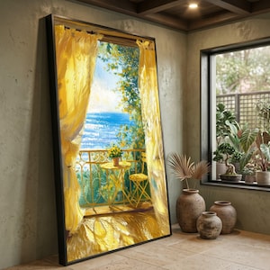 Puede incluir: Pintura enmarcada que representa un balcón con vistas al mar azul. Cortinas amarillas enmarcan la vista, con una pequeña mesa y sillas en el balcón. La pintura está en una habitación con una ventana y jarrones decorativos.