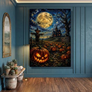 Op de afbeelding: Een rechthoekige wandkunstprint met een donker, getextureerd schilderij van een nachtscène met een grote gloeiende volle maan, een spookachtig huis, een vogelverschrikker en een veld met verlichte pompoenen. Een bordje toont de tekst TURN BACK.
