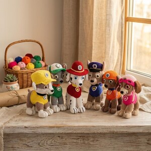 K&ouml;nnte beinhalten: Sechs handgefertigte H&auml;kel-Pl&uuml;schtiere, die Zeichentrickhunde in verschiedenen farbigen Uniformen darstellen, darunter Gelb, Gr&uuml;n, Rot, Blau, Orange und Pink. Jede Figur verf&uuml;gt &uuml;ber markante Kopfbedeckungen und gestickte Details auf einer Holzoberfl&auml;che.