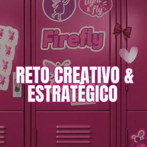 Puede incluir: Puertas de taquillas rosas adornadas con pegatinas con hadas, la palabra "Firefly" y la frase "RETO CREATIVO & ESTRATEGICO." También se ven un lazo y un corazón.