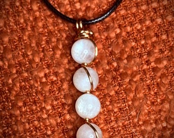 Colgante de piedra lunar blanca con alambre de cobre