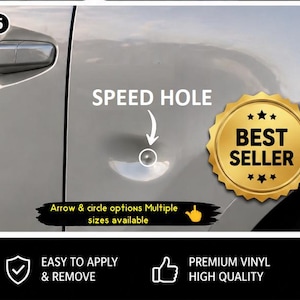 Könnte beinhalten: Nahaufnahme einer silbernen Autotür mit dem Text "SPEED HOLE" und einem Pfeil, der auf einen kleinen Kreis zeigt. Ein goldener "BEST SELLER" Aufkleber ist sichtbar. Zusätzlicher Text weist auf einfache Anwendung und Premium-Vinyl hin.