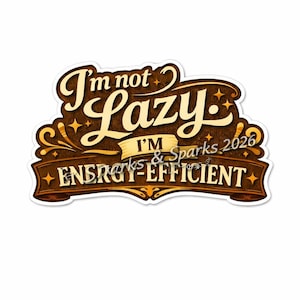 Puede incluir: Una pegatina con el texto "I'm not lazy, I'm energy-efficient" en un estilo vintage. El diseño presenta una combinación de colores marrón y dorado con adornos decorativos y detalles de estrellas. La pegatina es una declaración divertida y motivadora.
