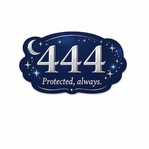 Könnte beinhalten: Ein marineblaues, wolkenförmiges Design mit der silbernen Zahl "444", begleitet von einem Mond und Sternen. Der Text "Protected, always." steht unter den Zahlen. Das Design befindet sich auf weißem Hintergrund.