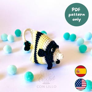 Puede incluir: Un pez ángel de ganchillo con cuerpo a rayas amarillas, negras y blancas, una aleta dorsal larga, aletas pectorales negras y cara blanca con un ojo oscuro. Una insignia verde muestra el texto PDF pattern only.