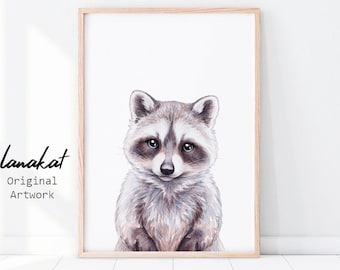 Könnte beinhalten: Ein Aquarellbild eines Waschbären mit hellgrauem und braunem Fell, das den Betrachter direkt ansieht. Der Waschbär steht auf einem weißen Hintergrund. Das Bild ist in einem hellen Holzrahmen gerahmt.