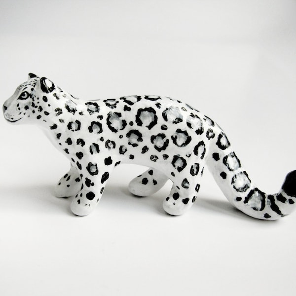 Snow Leopard esprit Animal Totem - Sculpture Miniature en argile Animal - Black & blanc - Luna - One of a Kind