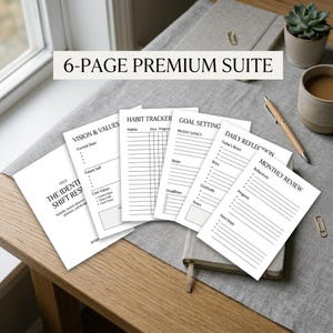 Puede incluir: Un conjunto de hojas de papel blanco con texto negro, incluyendo "Vision & Values", "Habit Tracker" y "Goal Setting". El texto "6-PAGE PREMIUM SUITE" está en la parte superior. También se ven un bolígrafo, una taza de café y una pequeña planta suculenta.