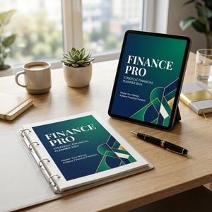 Puede incluir: Una composición de escritorio con una tableta y una carpeta, ambas con "FINANCE PRO" y "STRATEGIC FINANCIAL PLANNER 2024". Un bolígrafo, una taza, una suculenta y un cuaderno también están sobre el escritorio de madera.