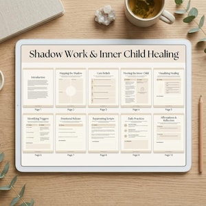 Puede incluir: Una tableta digital que muestra un cuaderno de trabajo titulado "Shadow Work & Inner Child Healing". Las páginas son de color beige con texto negro, que cubren temas como "Mapping the Shadow" e "Identifying Triggers". La tableta está sobre una superficie de madera, con una taza de té y un lápiz cerca.