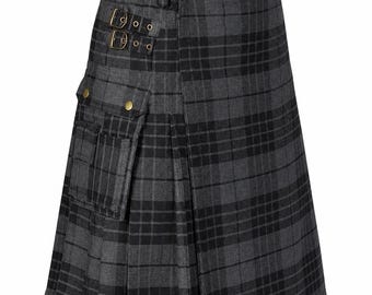 Falda escocesa utilitaria de tartán para hombre con tirantes ajustables y 2 grandes bolsillos laterales.