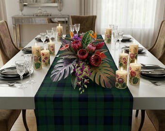 Camino de mesa escocés personalizado con tartán. Mantel para mesa de comedor disponible en más de 50 tartanes.