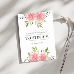Puede incluir: Un plan de lectura bíblica de 30 días en blanco titulado "TRUST IN HIM" de Mattie Charles. La portada presenta flores rosas de acuarela y hojas verdes. El diseño es simple y elegante, con un enfoque en el texto.
