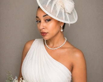 Elegante sombrero blanco con tocado para fiesta de té