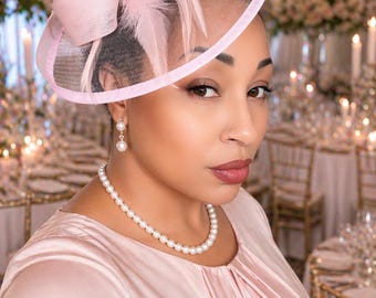 Elegante tocado rosa para fiesta de té