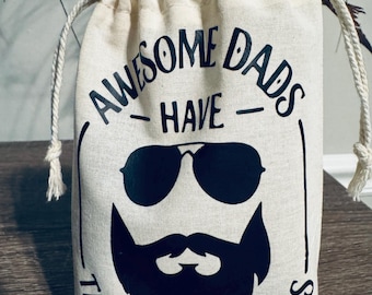 Óleo e bálsamo veganos para barba em embalagem ecológica.