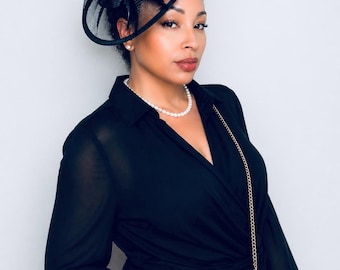 Elegante sombrero Derby negro con tocado