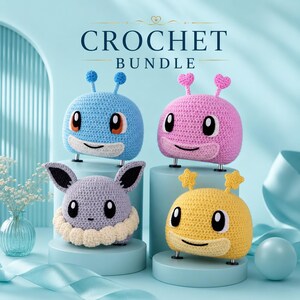 Può includere: Un set di quattro giocattoli all'uncinetto. Un giocattolo blu con antenne, uno rosa con antenne a cuore, uno giallo con antenne a stella e uno color lavanda con grandi orecchie e un colletto color crema. Il testo CROCHET BUNDLE è visibile.