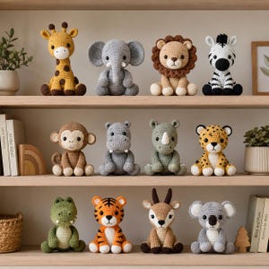 Op de afbeelding: Een verzameling van twaalf gehaakte knuffeldieren gerangschikt op houten planken. De figuren omvatten een giraf, olifant, leeuw, zebra, aap, nijlpaard, neushoorn, luipaard, krokodil, tijger, antilope en koala, allemaal voorzien van gedetailleerd garenstikwerk.