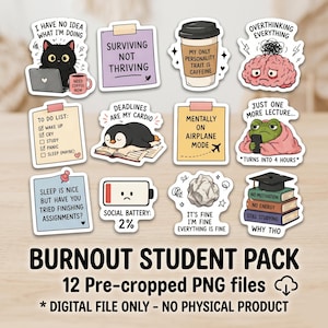 Può includere: Una collezione di 12 adesivi PNG digitali con frasi umoristiche sulla vita studentesca, tra cui un gatto con un laptop, un pinguino che legge e un'icona di batteria scarica. Gli adesivi hanno un bordo bianco e vari colori.