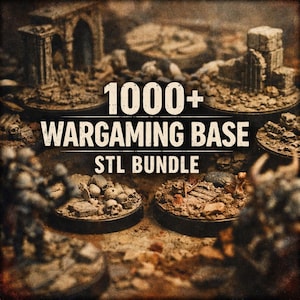 Può includere: Una collezione di basi per wargame in miniatura con una varietà di elementi del terreno, tra cui teschi, macerie e rovine in miniatura. Il testo "1000+ WARGAMING BASE STL BUNDLE" è visualizzato.