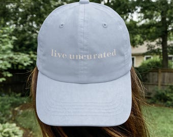 Vive sin filtros - Gorra de béisbol bordada - Sin filtros - Sin editar - Iniciales personalizadas - Vive el presente - En el momento - Vida sencilla
