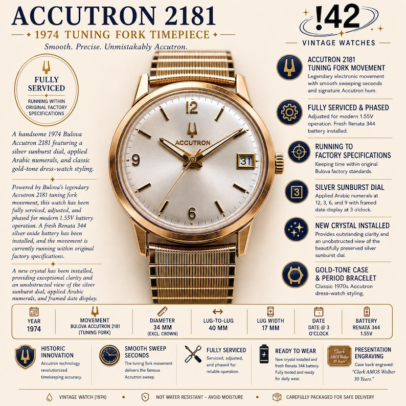 Op de afbeelding: Een Accutron 2181 stemvorkhorloge uit 1974 met een goudkleurige kast en bijpassende band. Het horloge heeft een zilveren wijzerplaat met sunburst-effect, opgelegde Arabische cijfers op 12, 3, 6 en 9 uur en een datumvenster op 3 uur. Diameter van 34 mm.