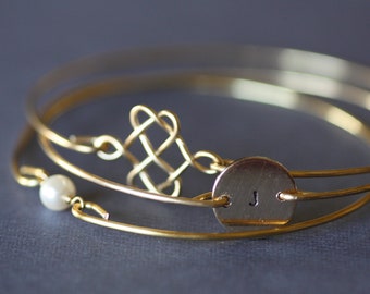 Eerste set van drie dunne koperen armbanden-gestempeld, één parel, Keltische knoop armband, gouden stapelbare Bangles, bruidsmeisjes sieraden, huwelijksgeschenk