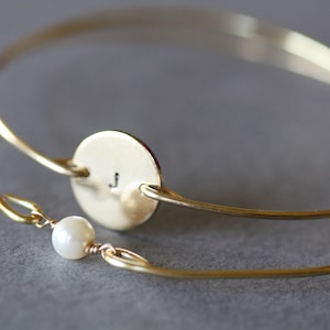 Personalisiertes Armband mit Plättchen und Einzelnen Perlen, Personalisiertes Geschenk, Initial Monogramm Armband, Hochzeit Gastgeschenk, Handgestempelt Neue Mutter Armband