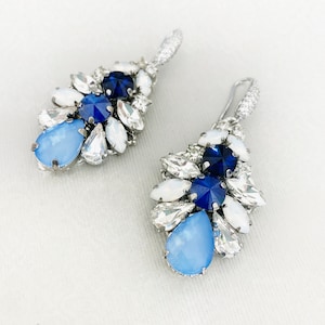 Swarovski Kristall Braut Ohrringe, blaue Opal Ohrringe, große Vintage Ohrringe, handgemachte Kronleuchter Ohrringe, weißer Opal, staubig blau, Hochzeit