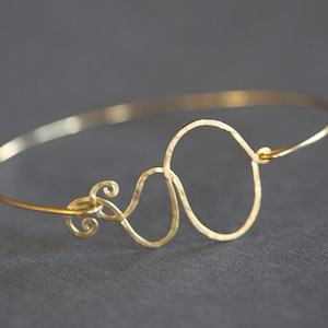 Jellyfish Gold Hammered Thin Modern Minimalist Bangle Bracelet, Beach Jewelry, Hand made Bangles, Knot Bracelet, Gold , Bridesmaids Gift