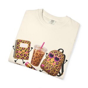 Camiseta com estampa de leopardo para material escolar | Mochila, caderno, laço, lápis, bebida