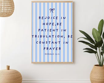 Cuadro decorativo con la cita de Romanos 12:12: rayas azules y beige con un encantador lazo.